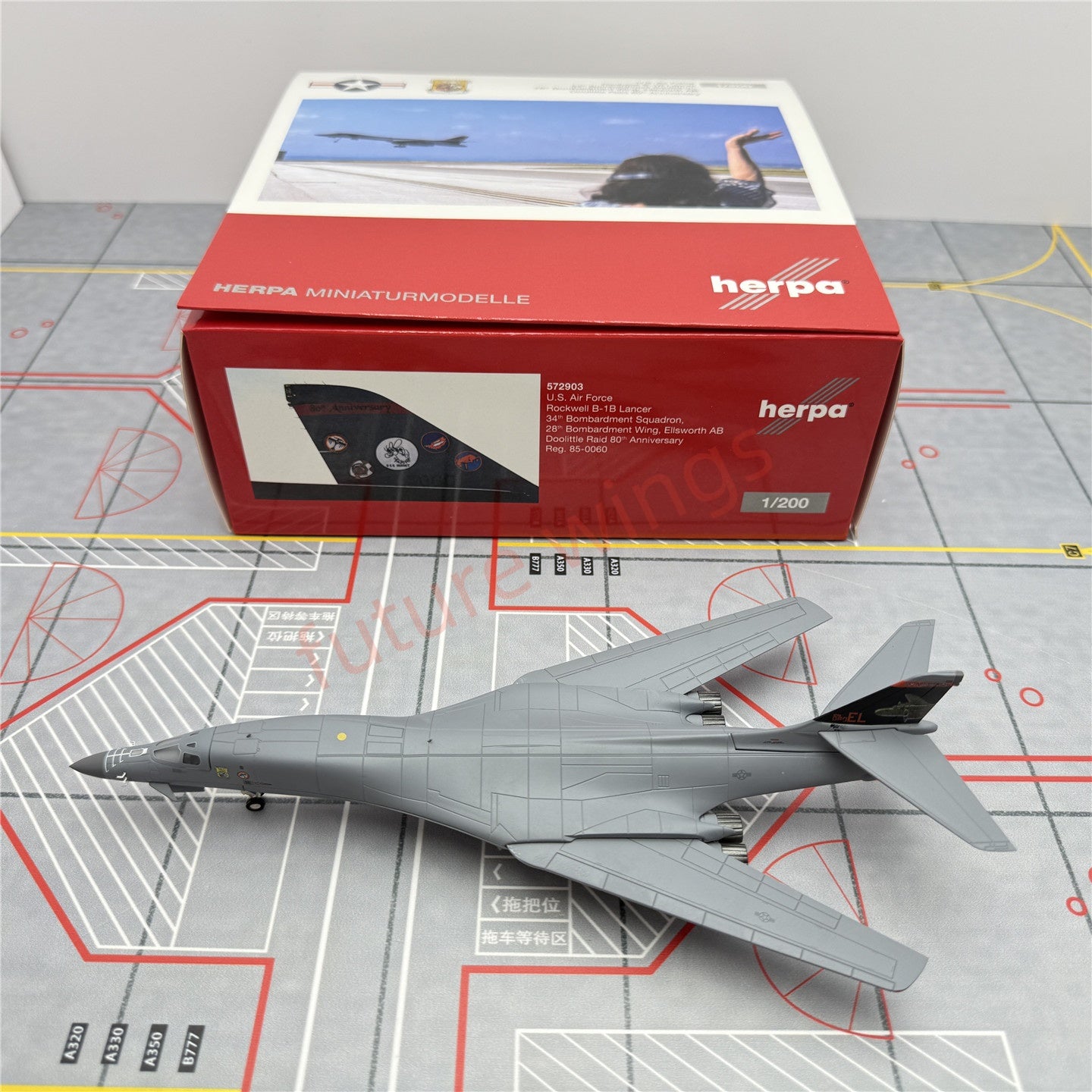 1:200 Herpa Wings 572903 USAF Rockwell B-1B Lancer 85-0060