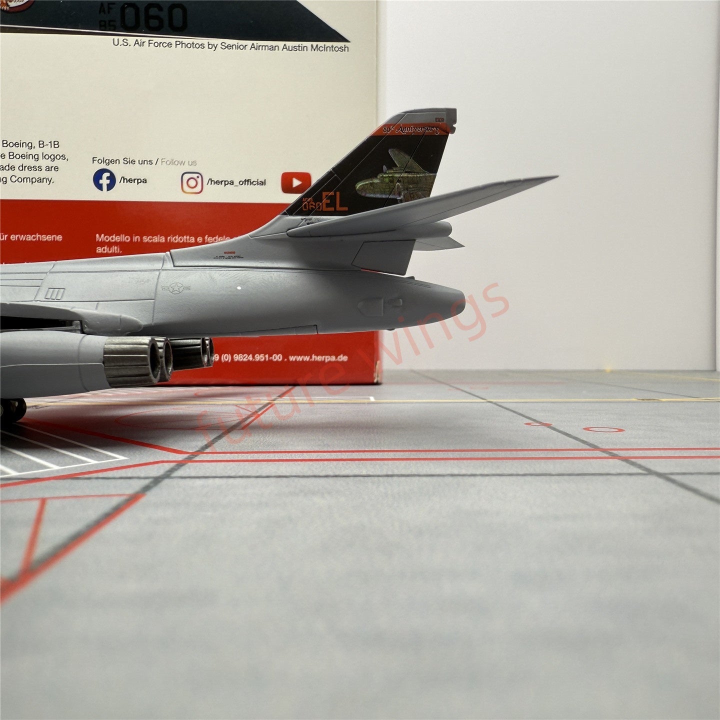 1:200 Herpa Wings 572903 USAF Rockwell B-1B Lancer 85-0060