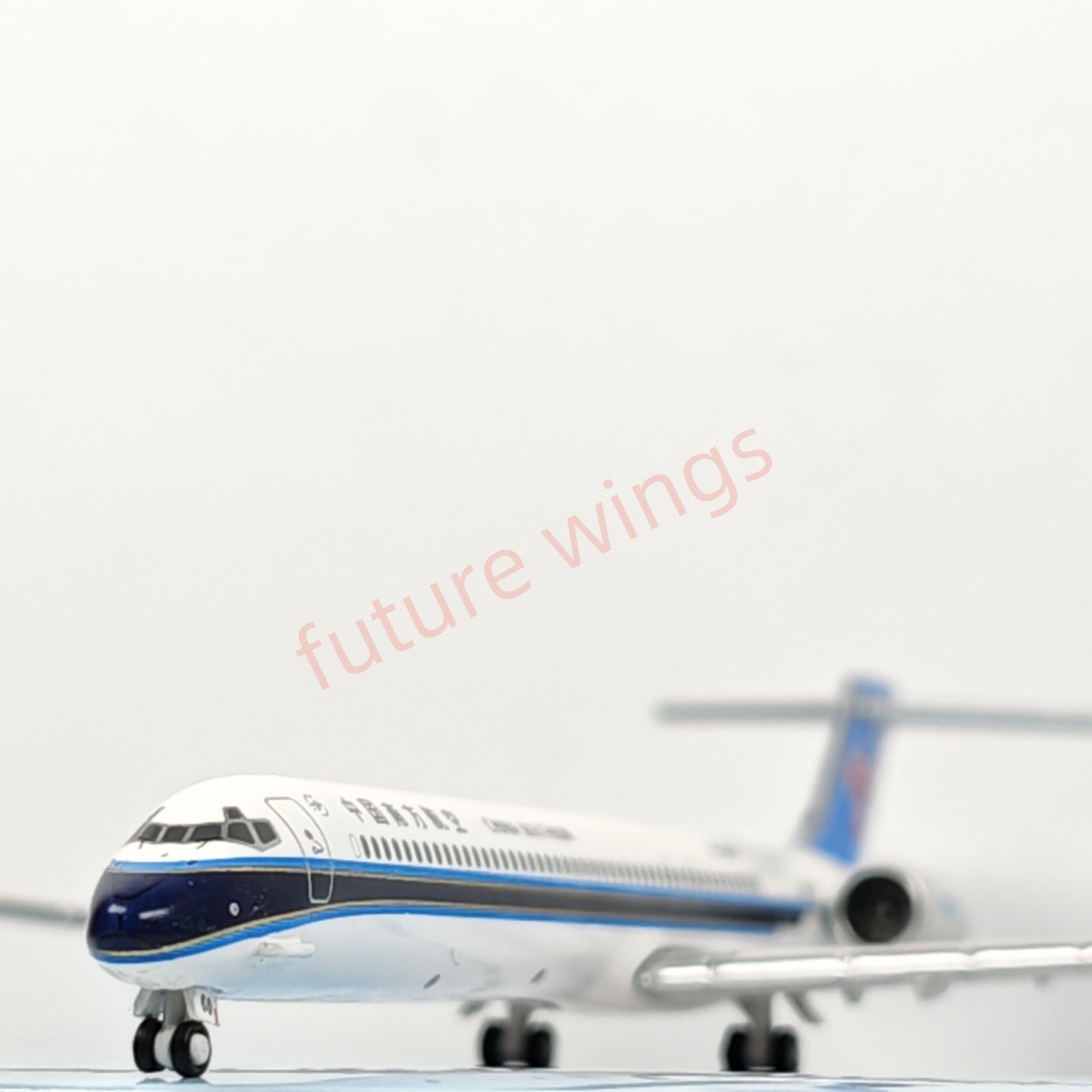 1:400 Jet Model China Southern Airlines MD-90 B-2260 B-2267 Aircraft Model+Free Tractor