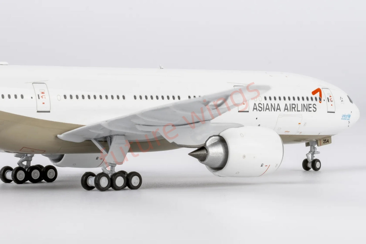 1:400 NG Models NG72065 Asiana Airlines B777-200ER HL8254 Aircraft Model+Free Tractor