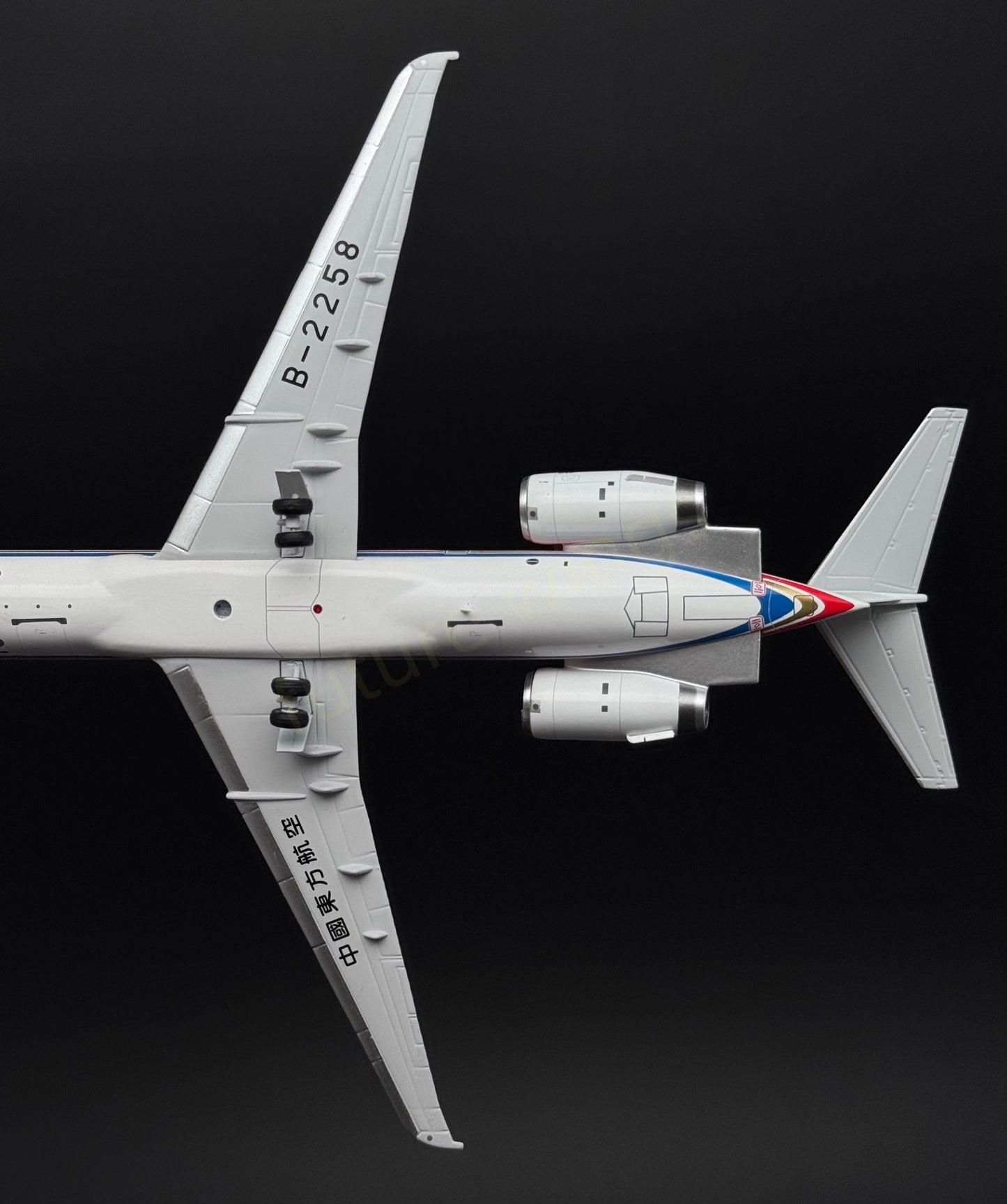 1:200 KJ Model(JC Wings) China Eastern MD-90 B-2258 Diecast Aircraft Model