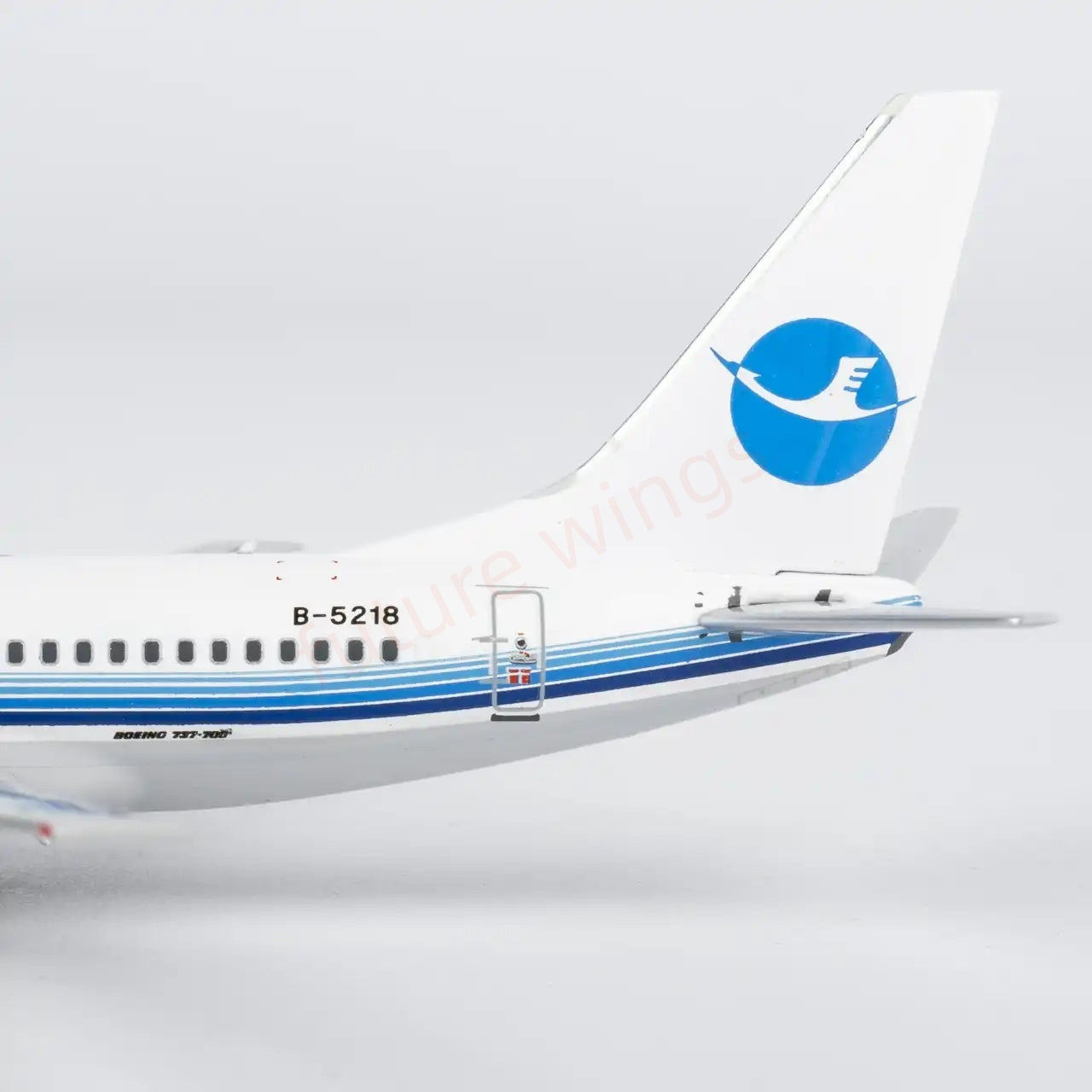 1:400 NG Models NG64139 XiamenAir B737-700 B-5218 Aircraft Model+Free Tractor