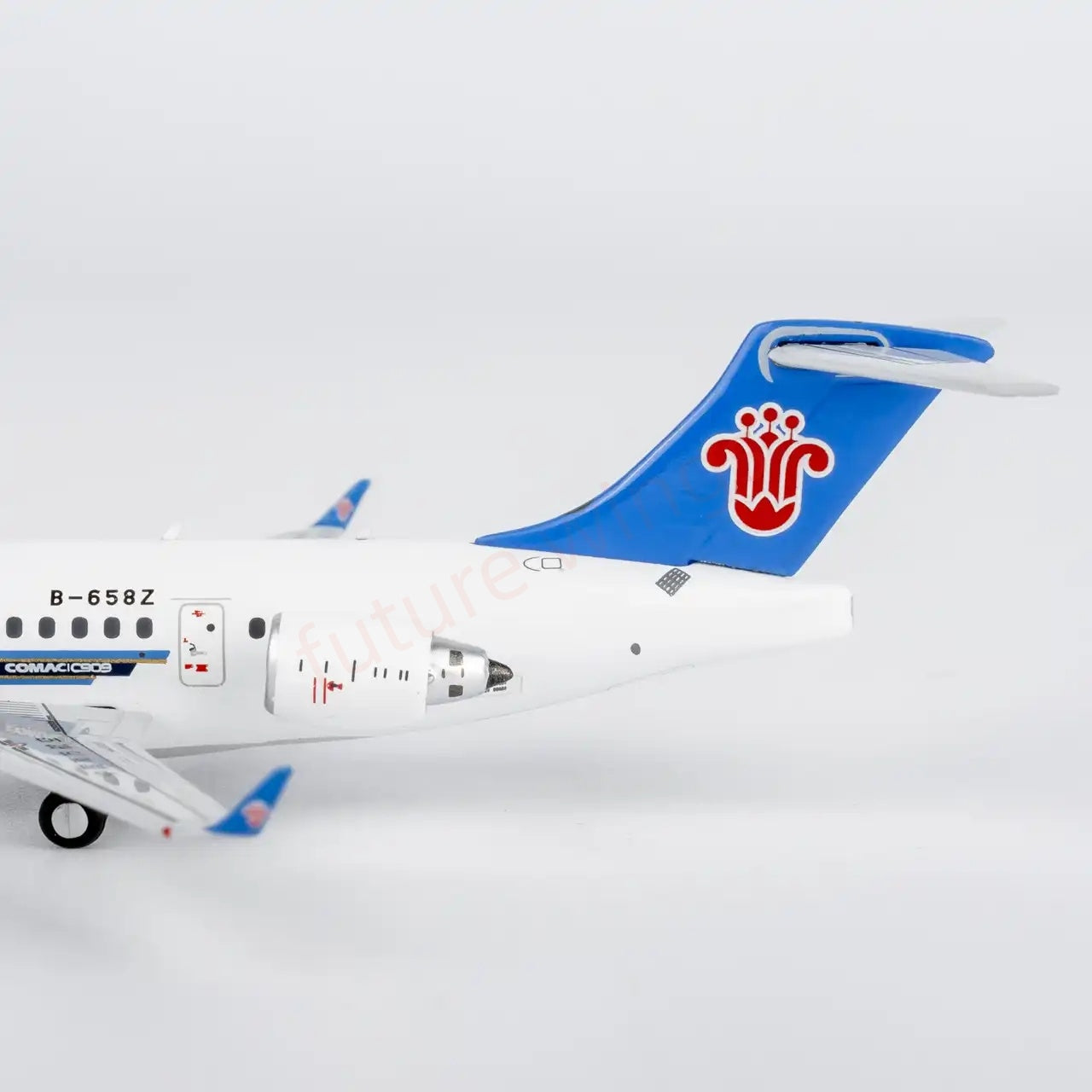 1:400 NG Models NG24064 China Southern Airlines C909 (ARJ21-700) B-658Z Aircraft Model+Free Tractor