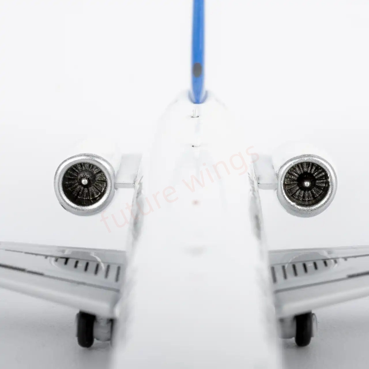 1:400 NG Models NG24064 China Southern Airlines C909 (ARJ21-700) B-658Z Aircraft Model+Free Tractor