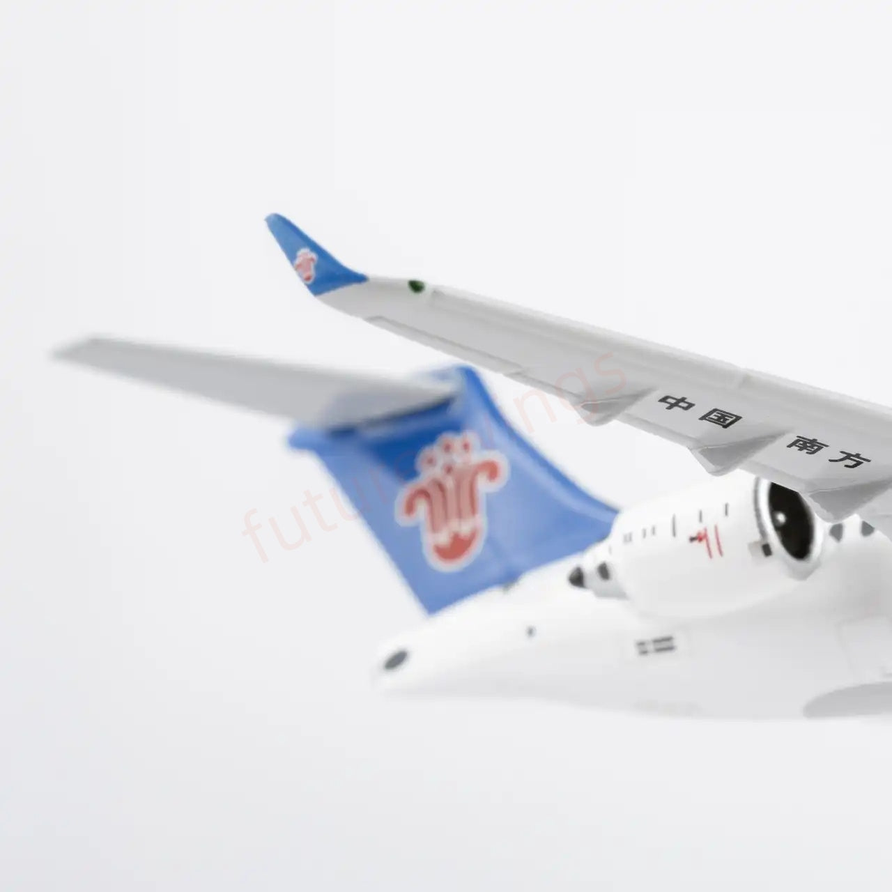 1:400 NG Models NG24064 China Southern Airlines C909 (ARJ21-700) B-658Z Aircraft Model+Free Tractor