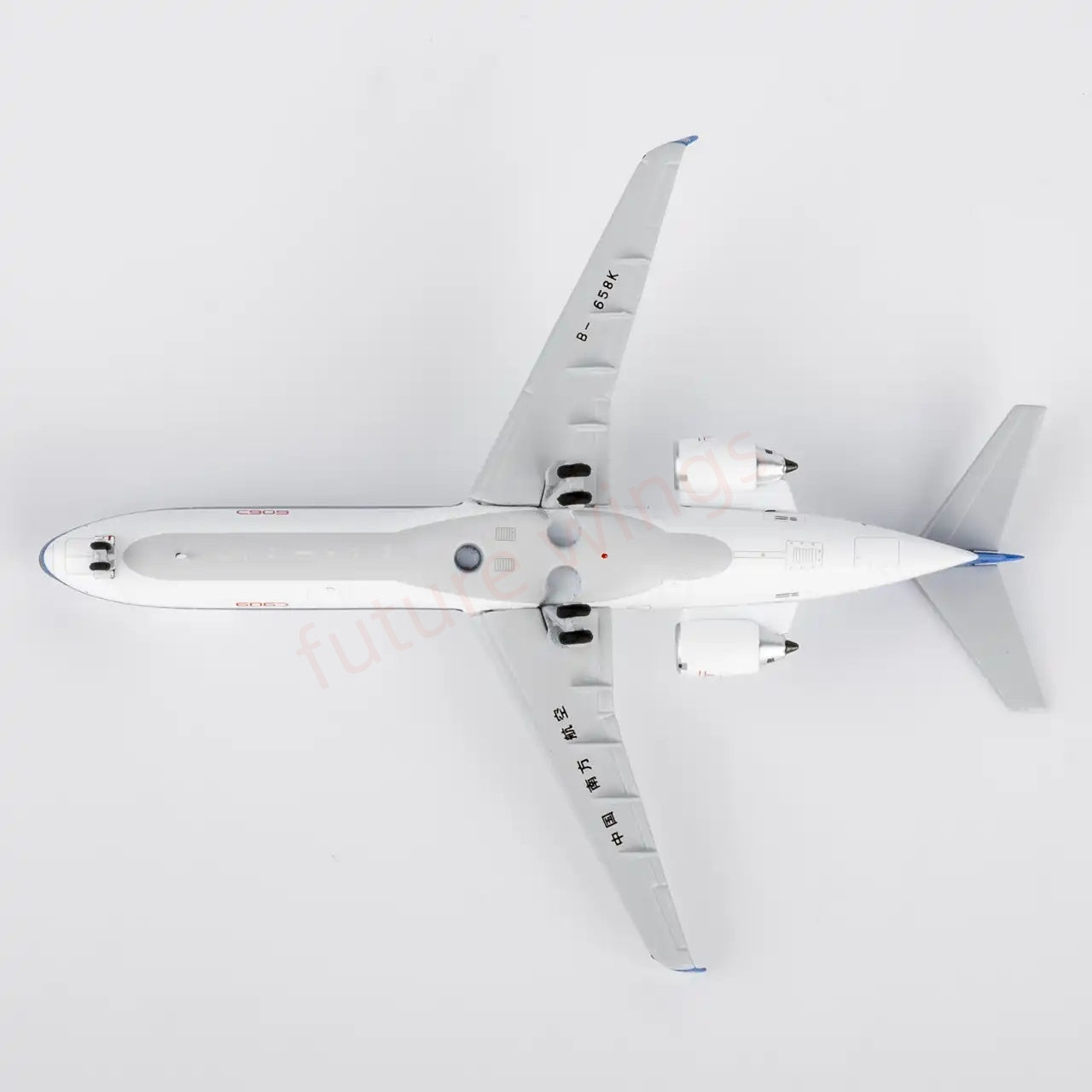 1:400 NG Models NG24188 China Southern Airlines C909 (ARJ21-700) B-658K Aircraft Model+Free Tractor