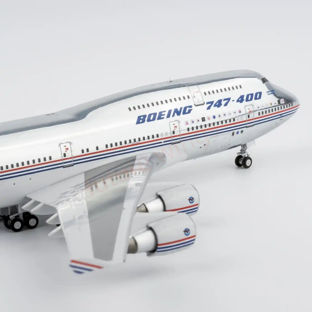 1:400 NG Models NG04009 Boeing House Color B747-400 N401PW ""Luxury Package"" Aircraft Model+Free Tractor