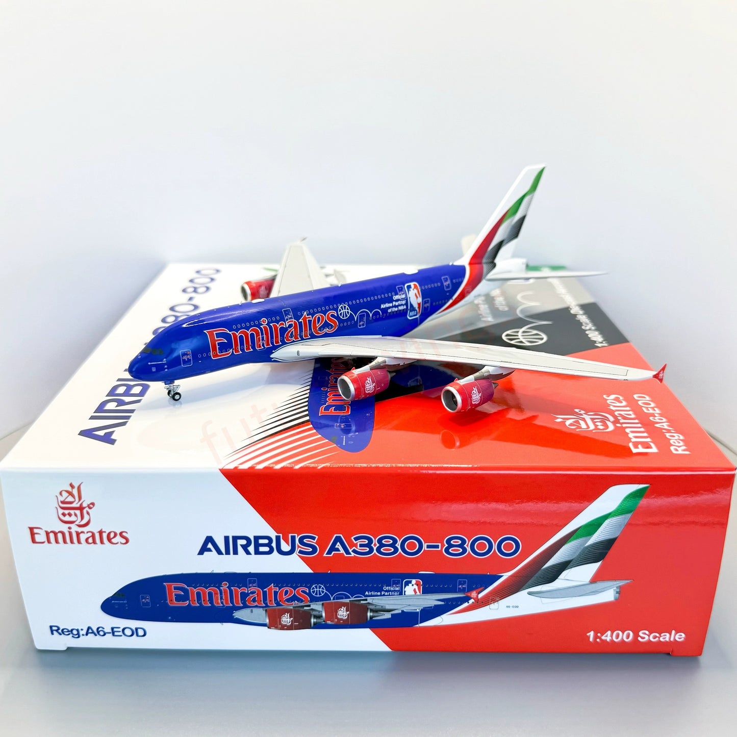 1:400 YY Wings Emirates Airways A380 A6-EOD Aircraft Model+Tractor