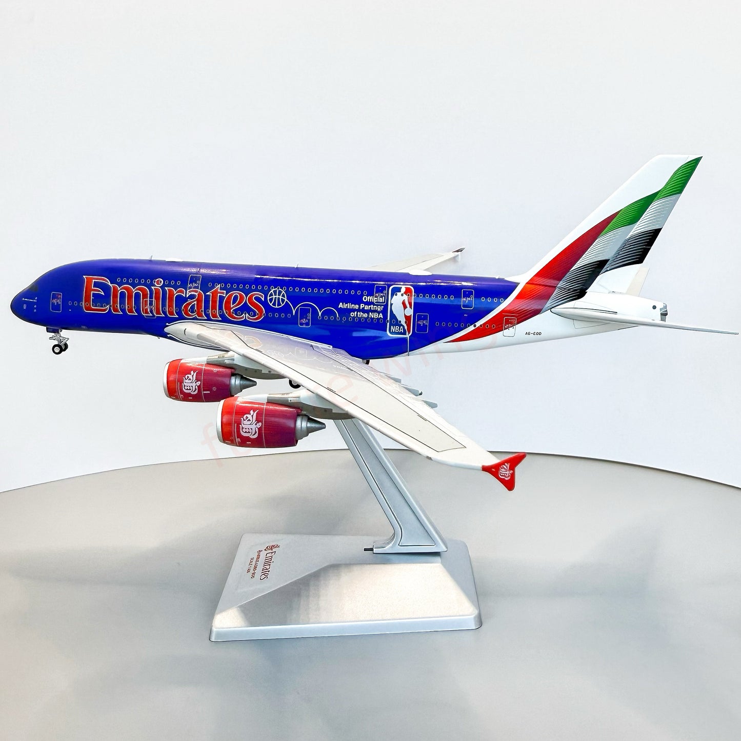 1:400 YY Wings Emirates Airways A380 A6-EOD Aircraft Model+Tractor