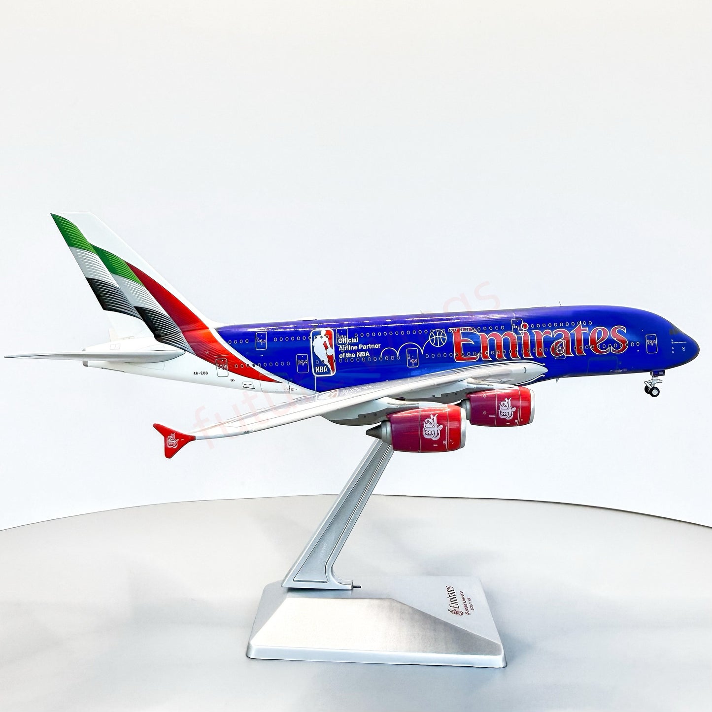 1:400 YY Wings Emirates Airways A380 A6-EOD Aircraft Model+Tractor