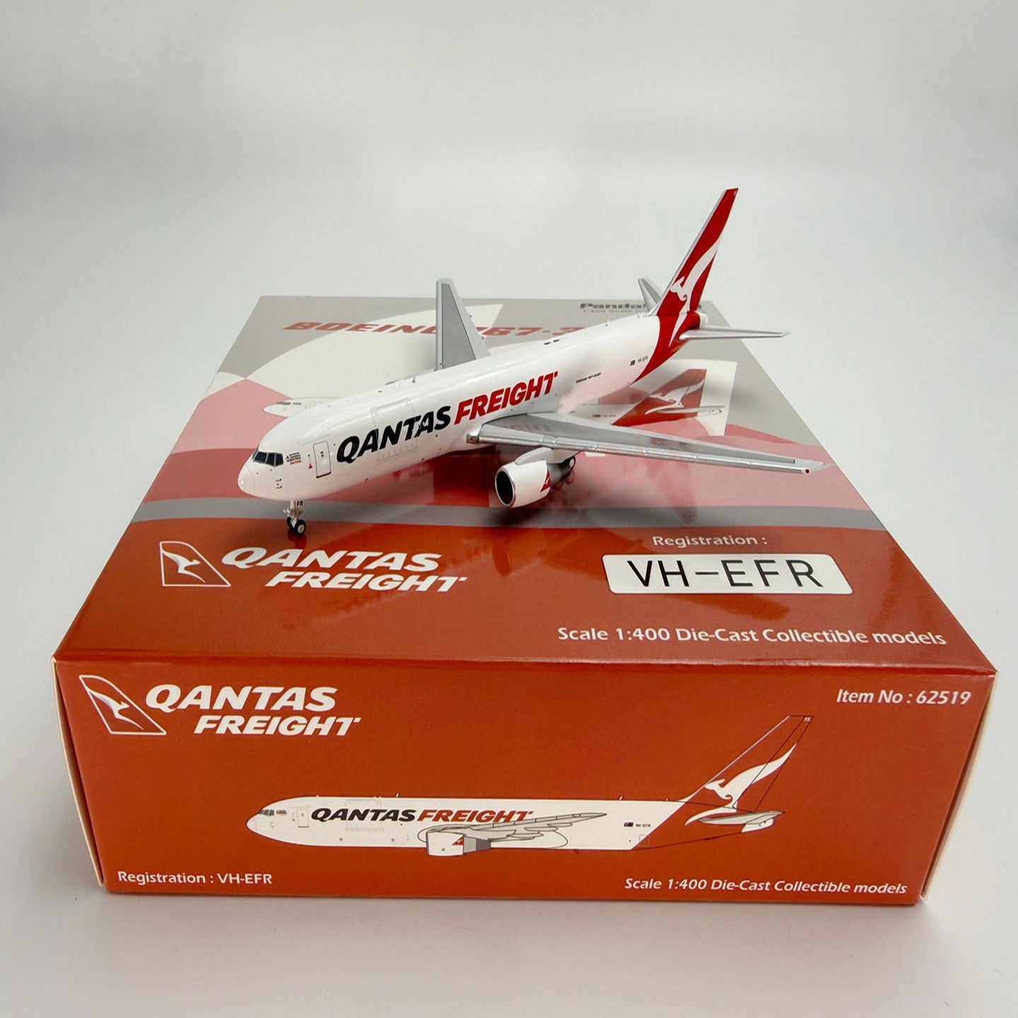 1:400 PandaModel 62519 Qantas Airways B767-300ER VH-EFR Aircraft Model+Free Tractor