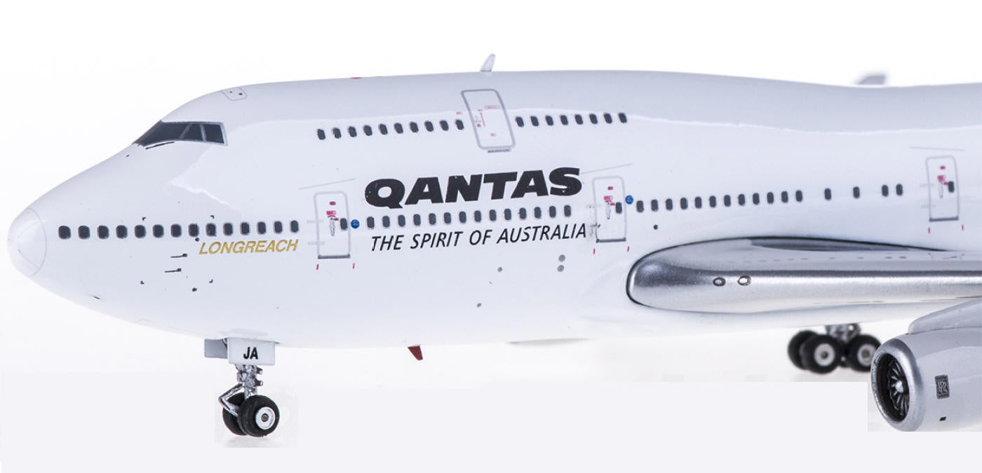 1:400 Phoenix PH11109 Qantas Airways Boeing 747-400 VH-OJA+Free Tractor