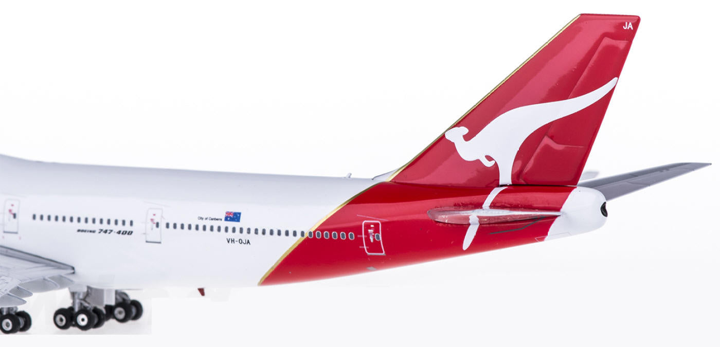 1:400 Phoenix PH11109 Qantas Airways Boeing 747-400 VH-OJA+Free Tractor