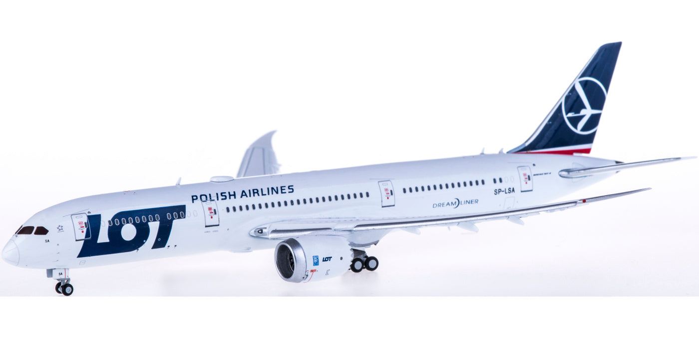 1:400 JC Wings XX4424A LOT Boeing 787-9 SP-LSA "Flaps Down" Free Tractor+Stand