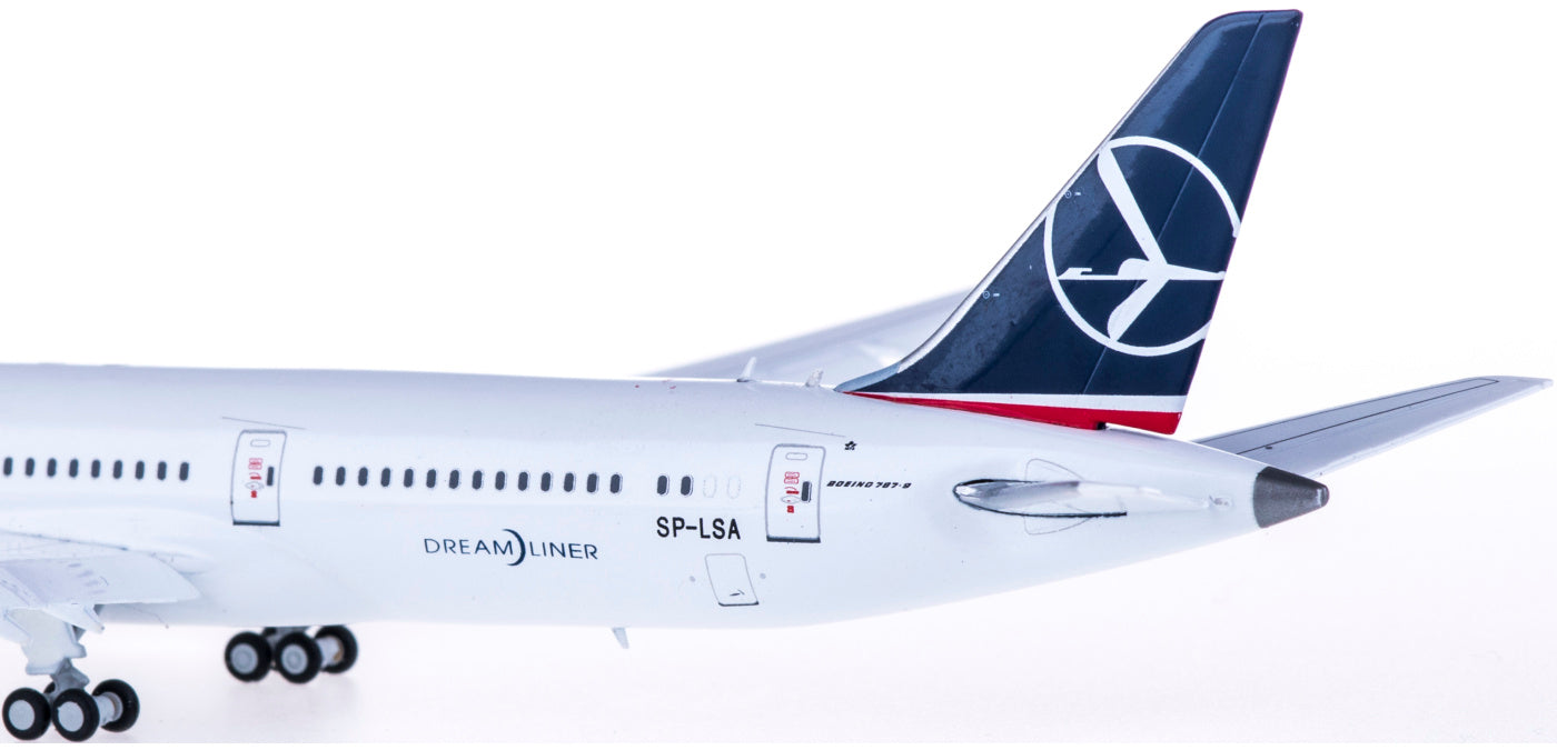 1:400 JC Wings XX4424A LOT Boeing 787-9 SP-LSA "Flaps Down" Free Tractor+Stand