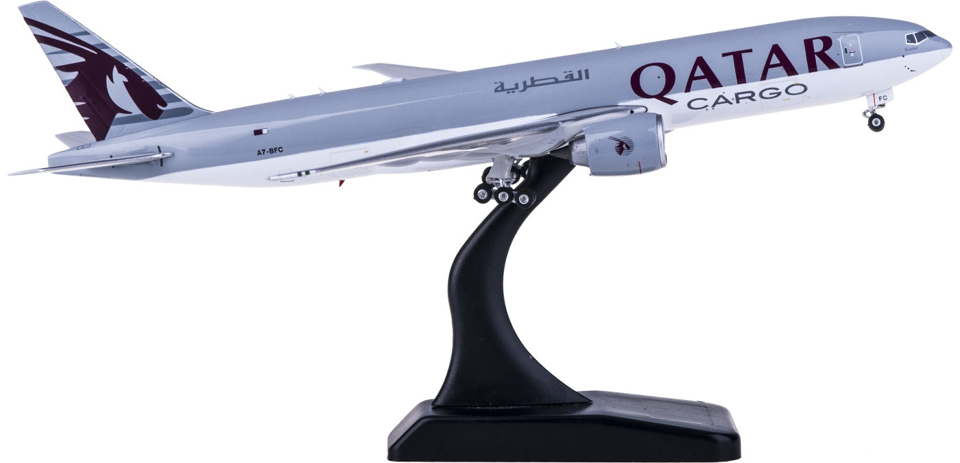 1:400 Phoenix PH11611 Qatar Cargo Boeing 777-200F A7-BFC Free Tractor+Stand