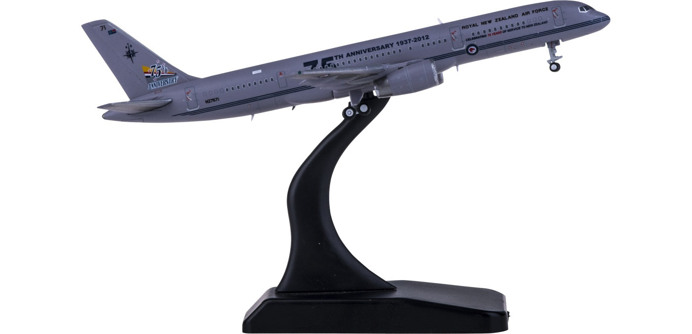 1:400 JC Wings XX4444 Royal New Zealand Air Force Boeing 757-200 NZ7571 Free Tractor+Stand
