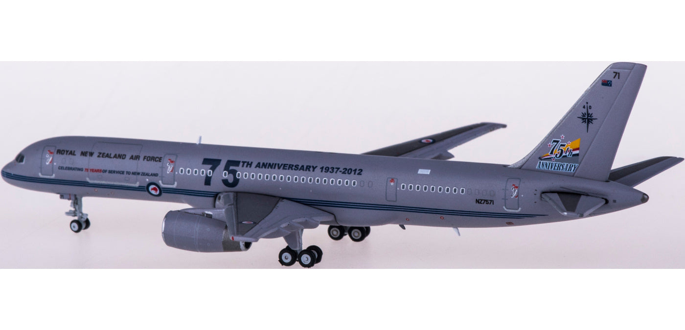 1:400 JC Wings XX4444 Royal New Zealand Air Force Boeing 757-200 NZ7571 Free Tractor+Stand