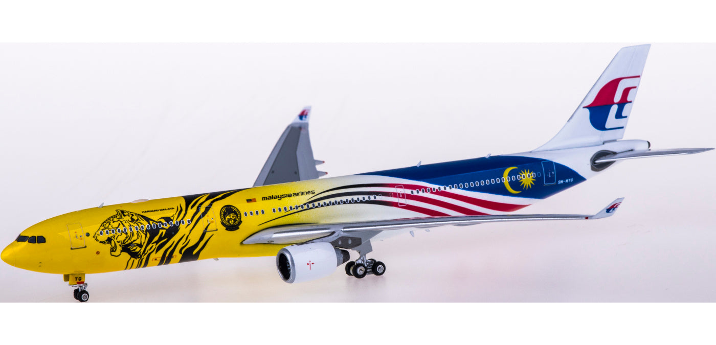 1:400 Phoenix PH04361 Malaysia Airlines Airbus A330-300 9M-MTG Free Tractor+Stand