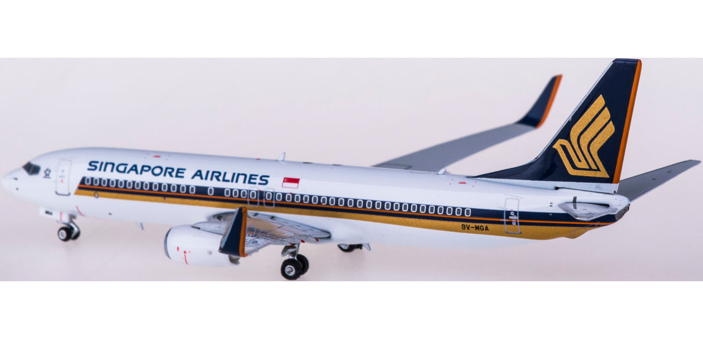 1:400 Phoenix PH04363 Singapore Airlines Boeing 737-800 9V-MGA Free Tractor+Stand