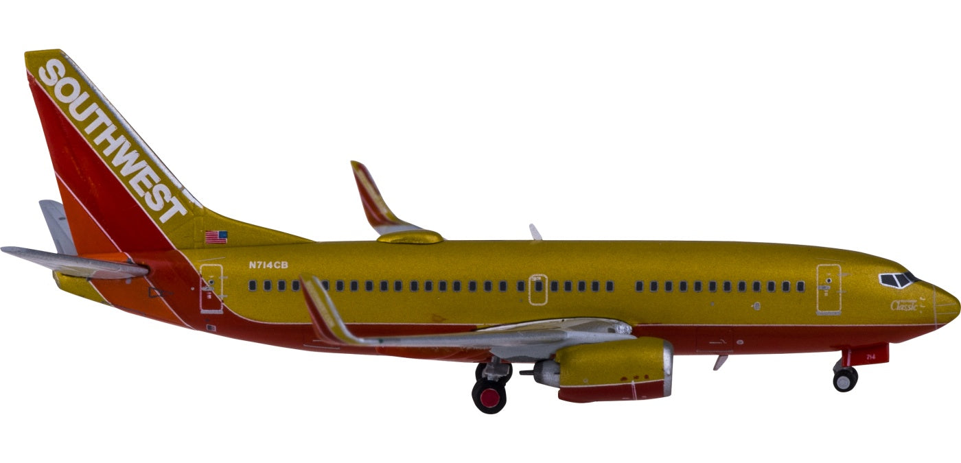 1:400 Geminijets GJSWA1962 Southwest Airlines Boeing 737-700 N714CB+Free Tractor