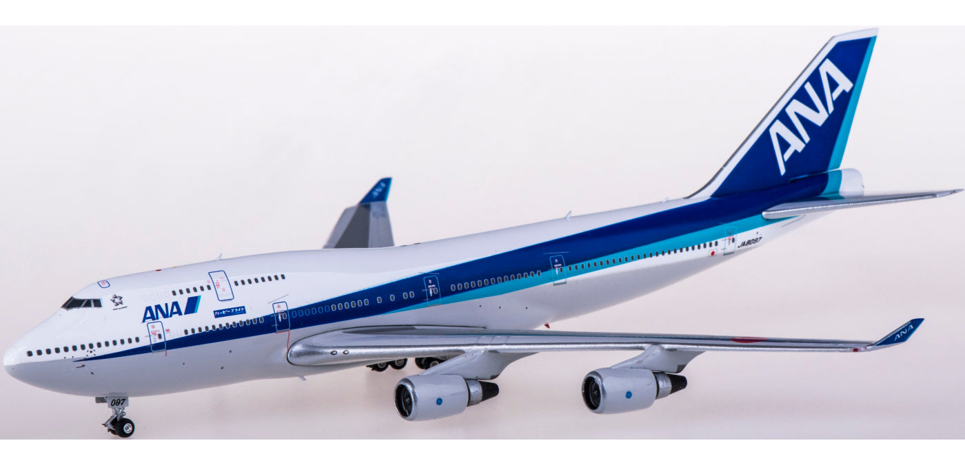 1:400 Phoenix PH04371 ANA Boeing 747-400 JA8097 Happy Flight+Free Tractor