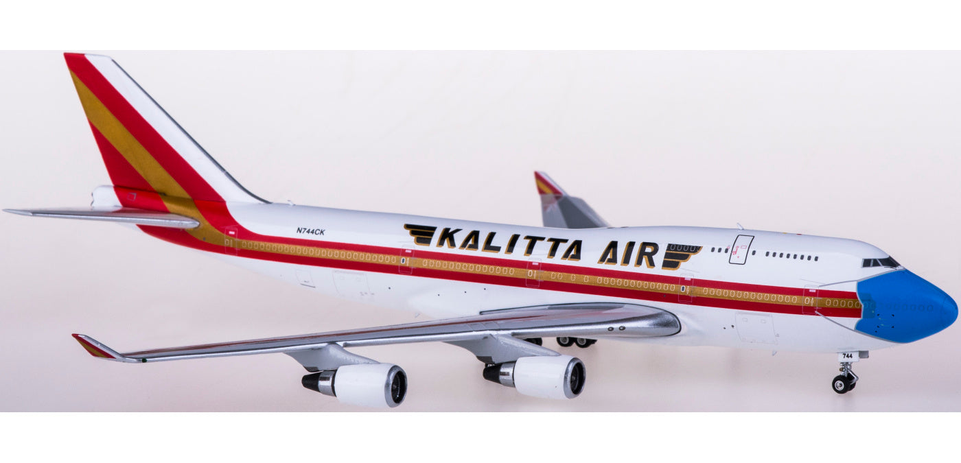 1:400 Phoenix PH04381 Kalitta Air Boeing 747-400 N744CK+Free Tractor