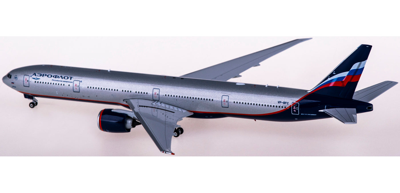 1:400 Phoenix PH11699 Aeroflot Boeing 777-300ER VP-BFC+Free Tractor