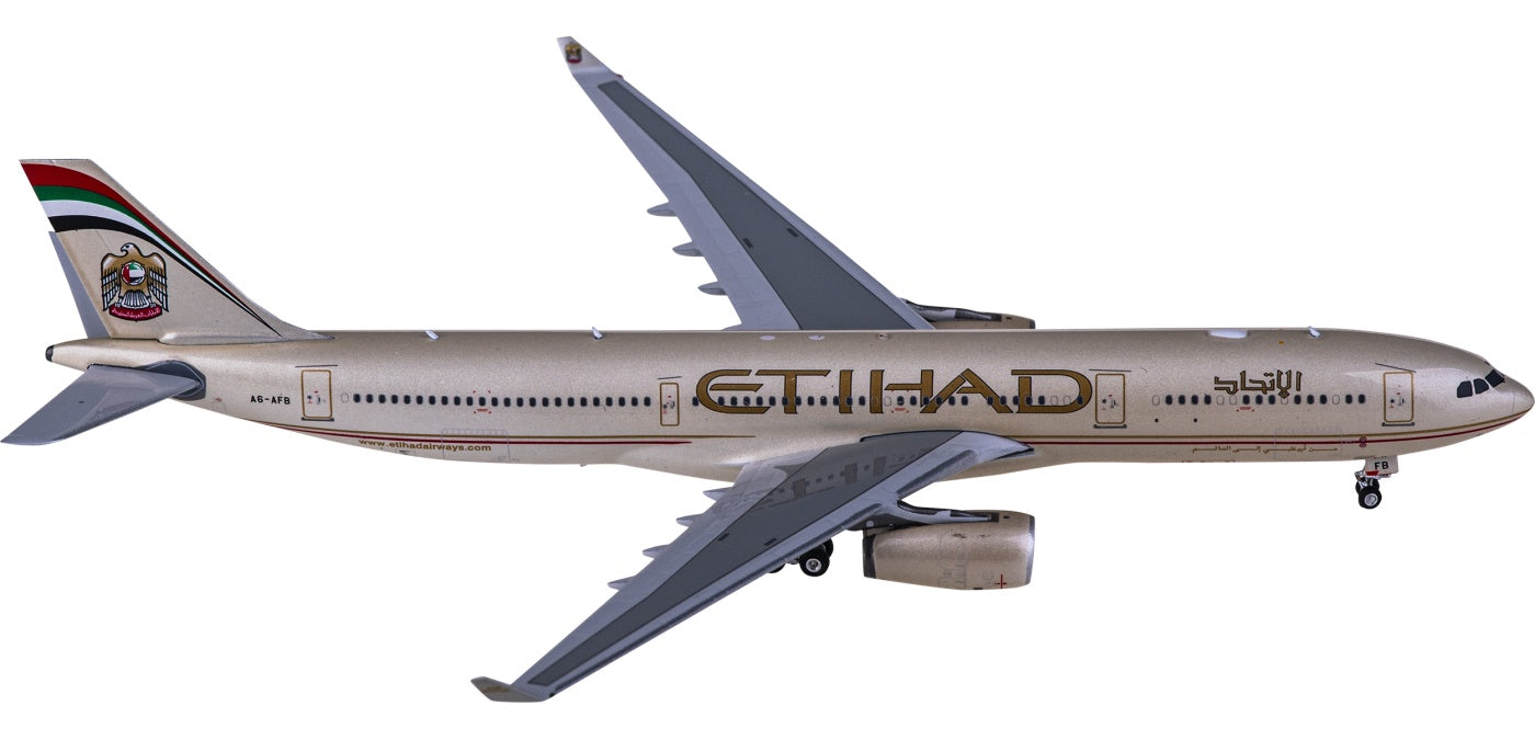 1:400 Phoenix PH11714 Etihad Airways Airbus A330-300 A6-AFB+Free Tractor