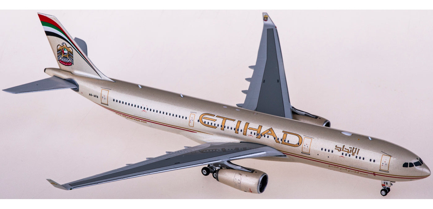 1:400 Phoenix PH11714 Etihad Airways Airbus A330-300 A6-AFB+Free Tractor