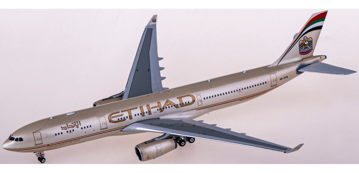 1:400 Phoenix PH11714 Etihad Airways Airbus A330-300 A6-AFB+Free Tractor
