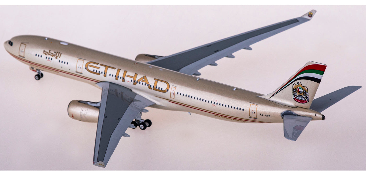1:400 Phoenix PH11714 Etihad Airways Airbus A330-300 A6-AFB+Free Tractor