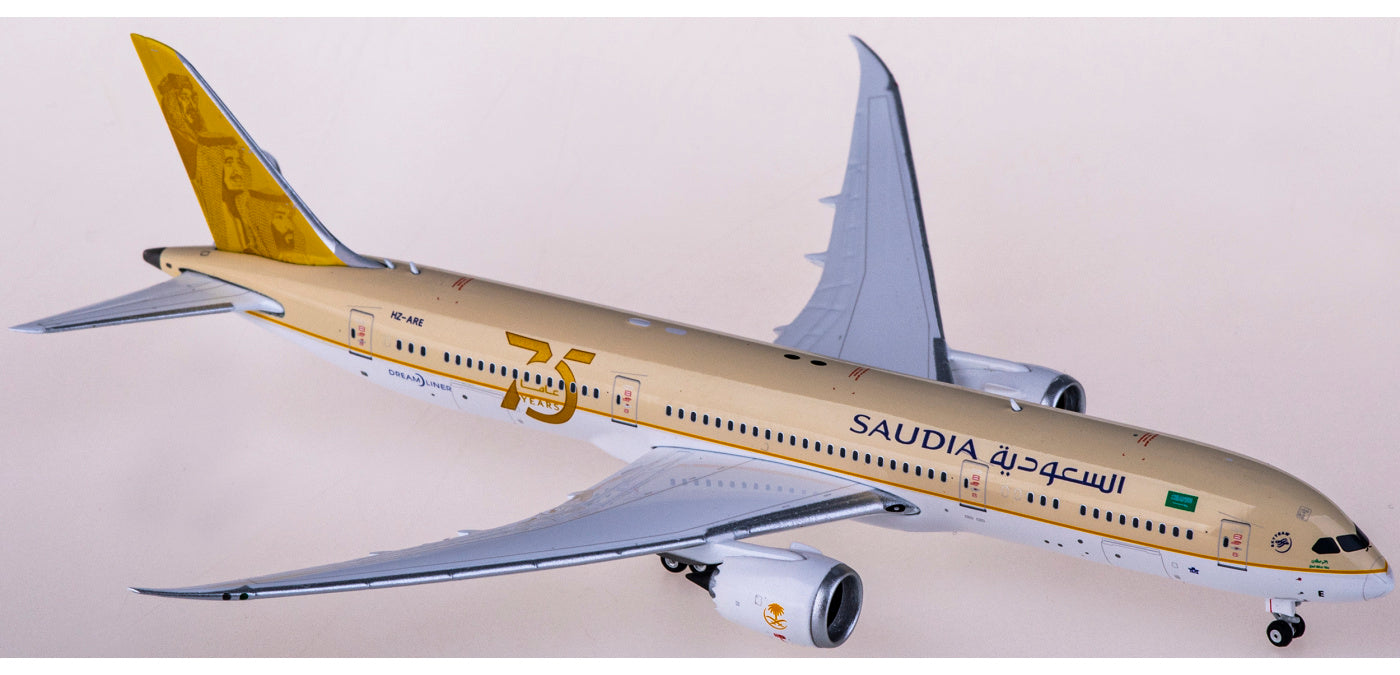 1:400 Phoenix PH04422 Saudia Boeing 787-9 HZ-ARE+Free Tractor