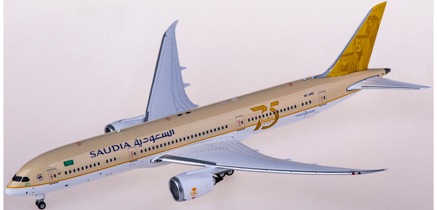 1:400 Phoenix PH04422 Saudia Boeing 787-9 HZ-ARE+Free Tractor