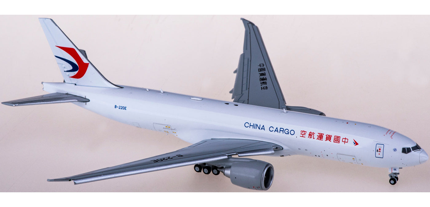 1:400 JC Wings XX4491A China Cargo Airlines Boeing 777-200LRF B-220E ""Flaps Down+Free Tractor