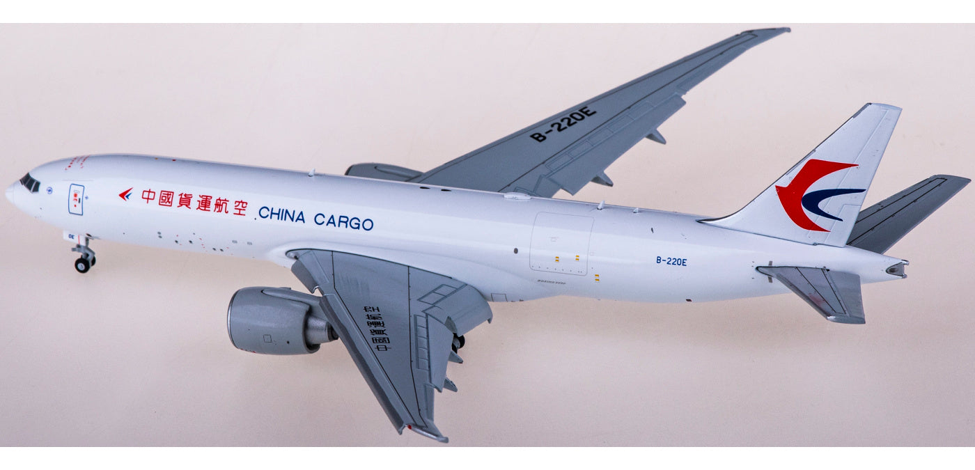 1:400 JC Wings XX4491A China Cargo Airlines Boeing 777-200LRF B-220E ""Flaps Down+Free Tractor
