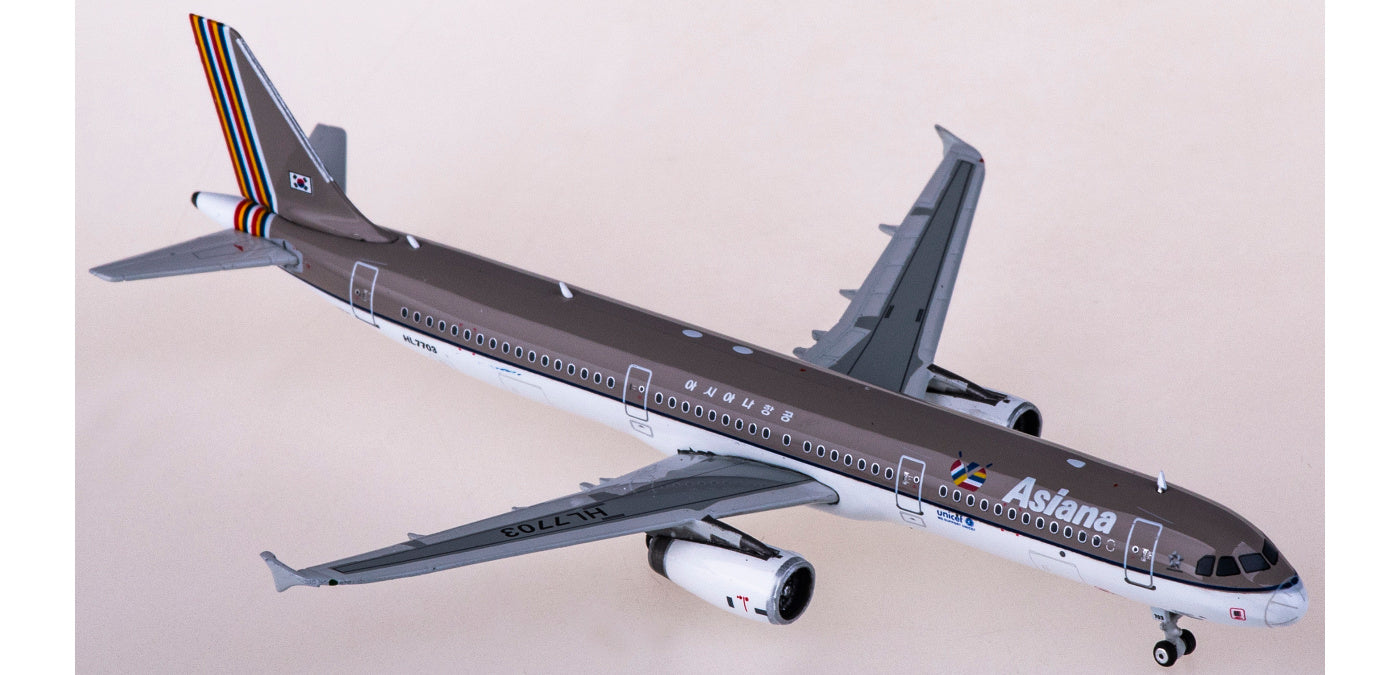 1:400 Phoenix PH11727 Asiana Airlines Airbus A321 HL7703+Free Tractor