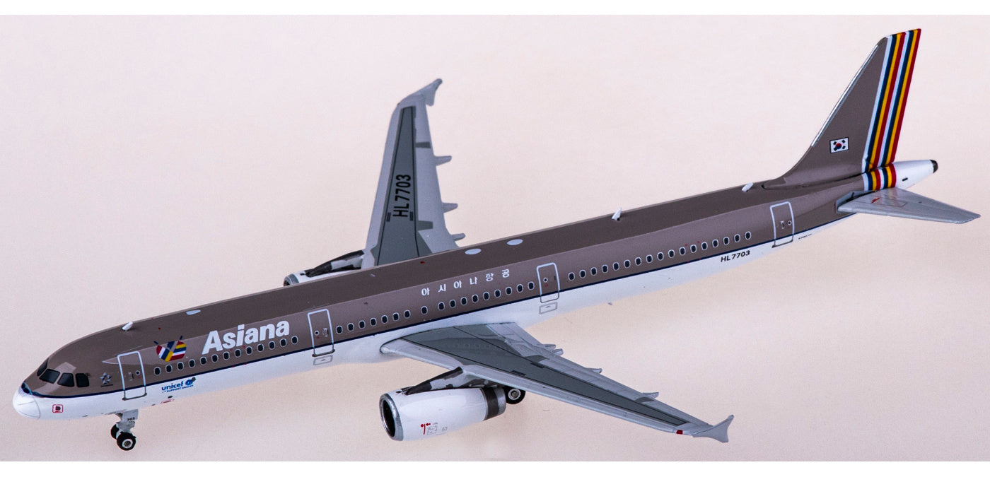 1:400 Phoenix PH11727 Asiana Airlines Airbus A321 HL7703+Free Tractor