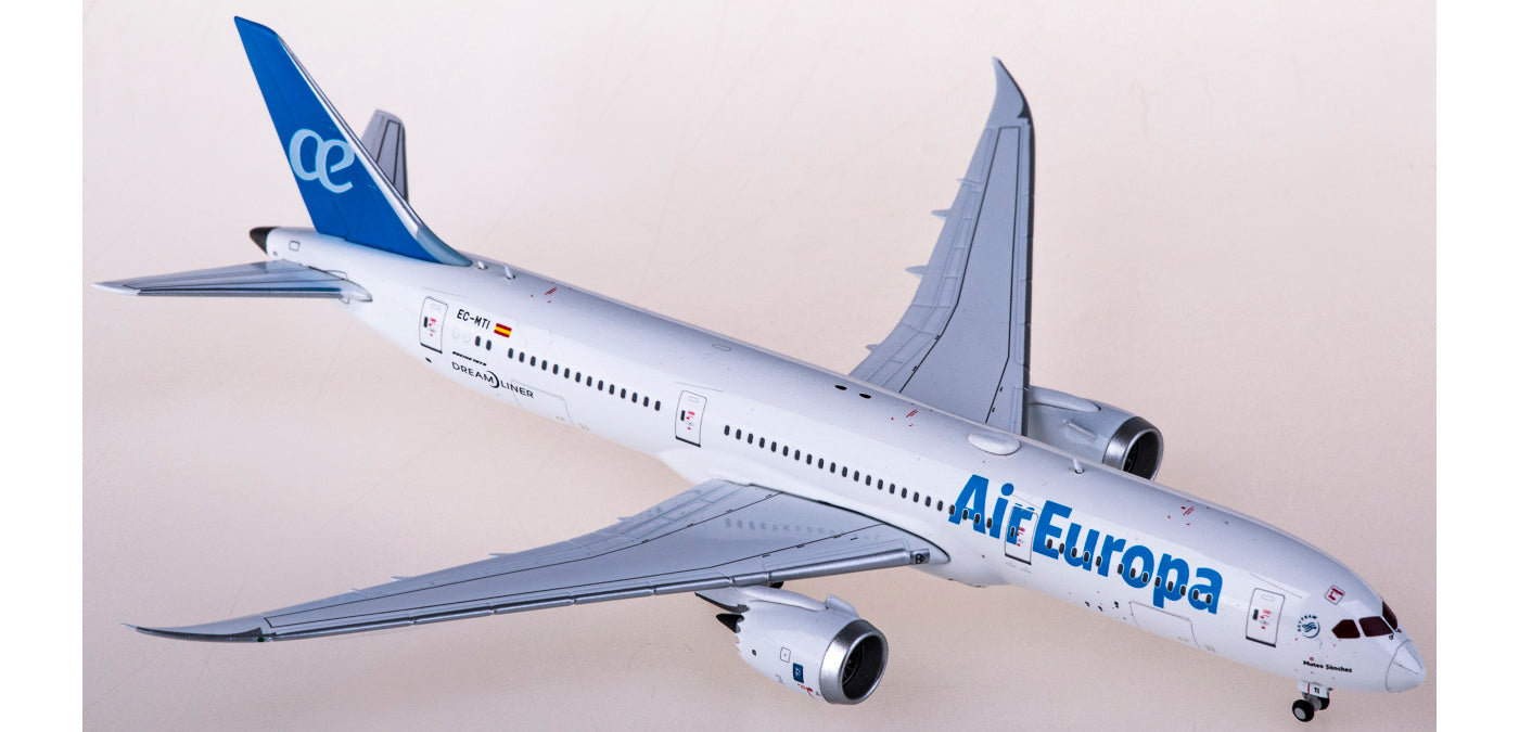 1:400 JC Wings XX4053 Air Europa Boeing 787-9 Dreamliner EC-MTI+Free Tractor