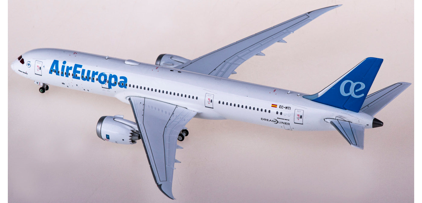 1:400 JC Wings XX4053 Air Europa Boeing 787-9 Dreamliner EC-MTI+Free Tractor
