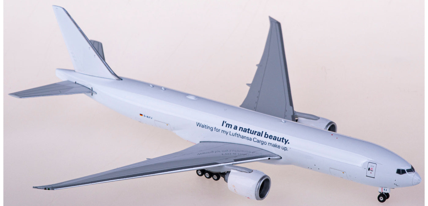 1:400 Phoenix PH04480 Lufthansa Cargo Boeing 777-200F D-ALFJ+Free Tractor