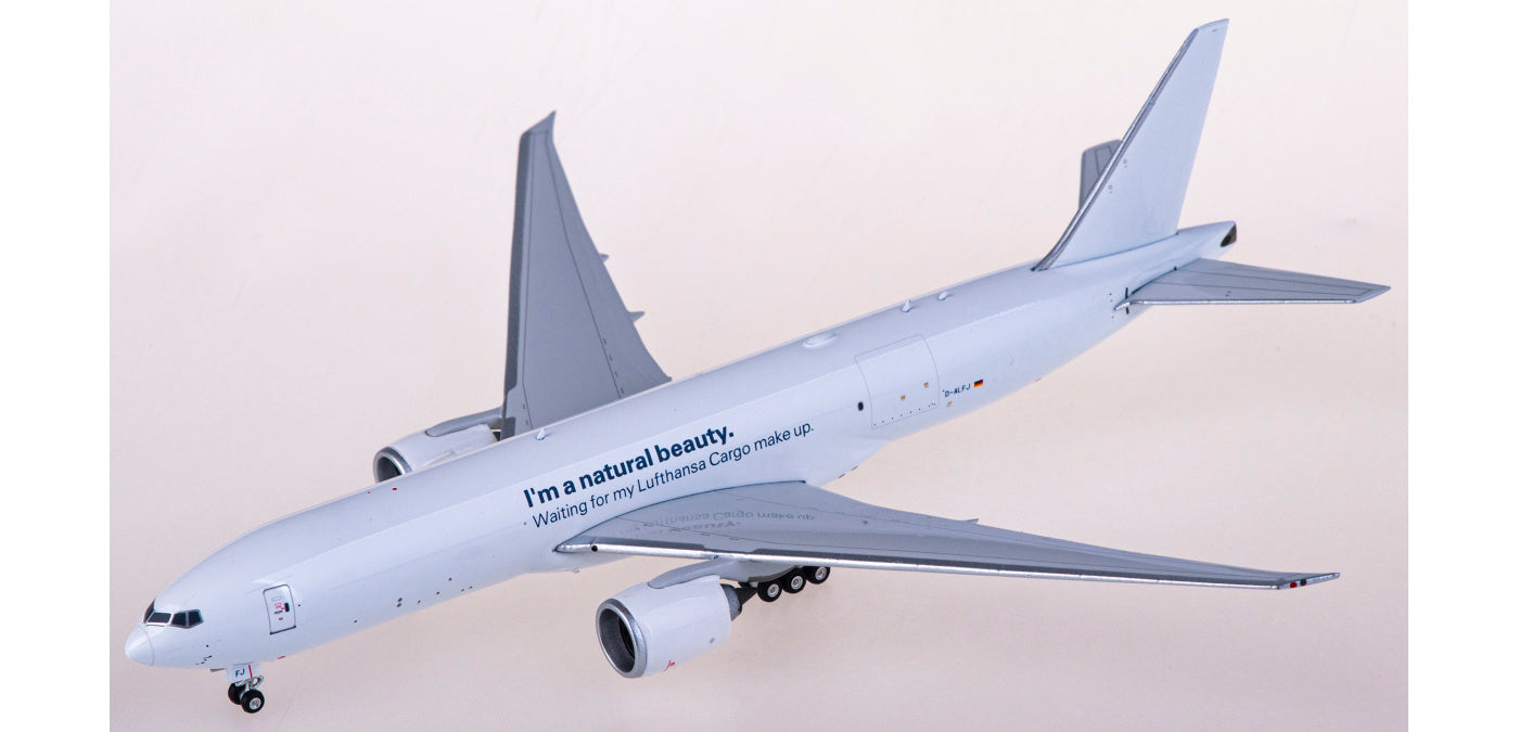 1:400 Phoenix PH04480 Lufthansa Cargo Boeing 777-200F D-ALFJ+Free Tractor
