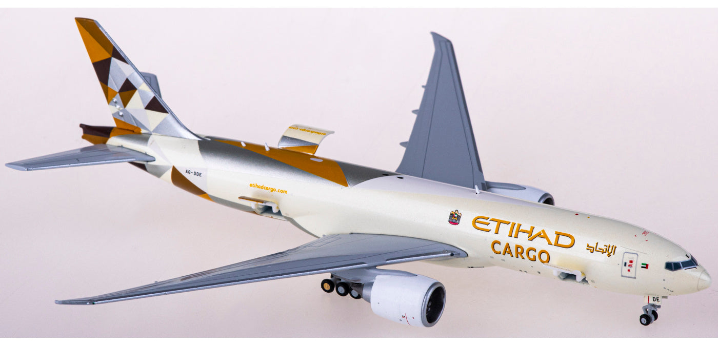 1:400 Geminijets GJETD2146 Etihad Airways Boeing 777-200LRF A6-DDE Aircraft Model+Free Tractor