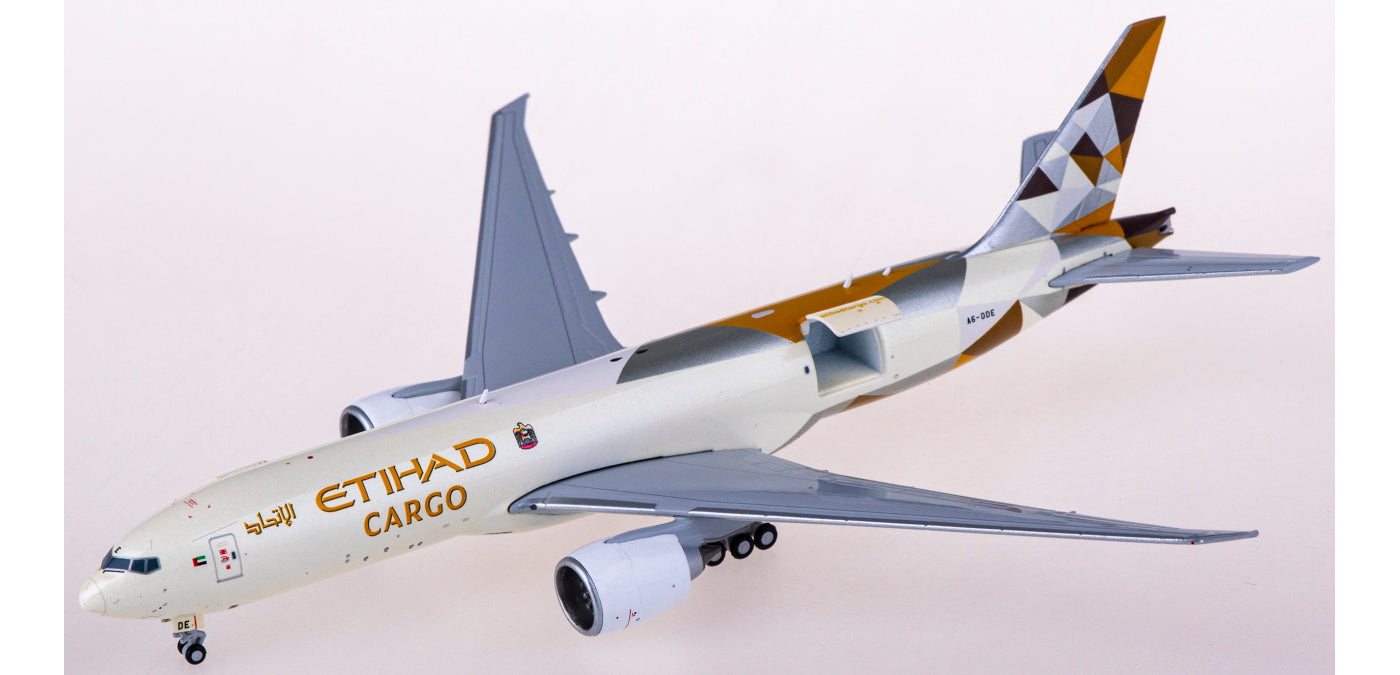 1:400 Geminijets GJETD2146 Etihad Airways Boeing 777-200LRF A6-DDE Aircraft Model+Free Tractor