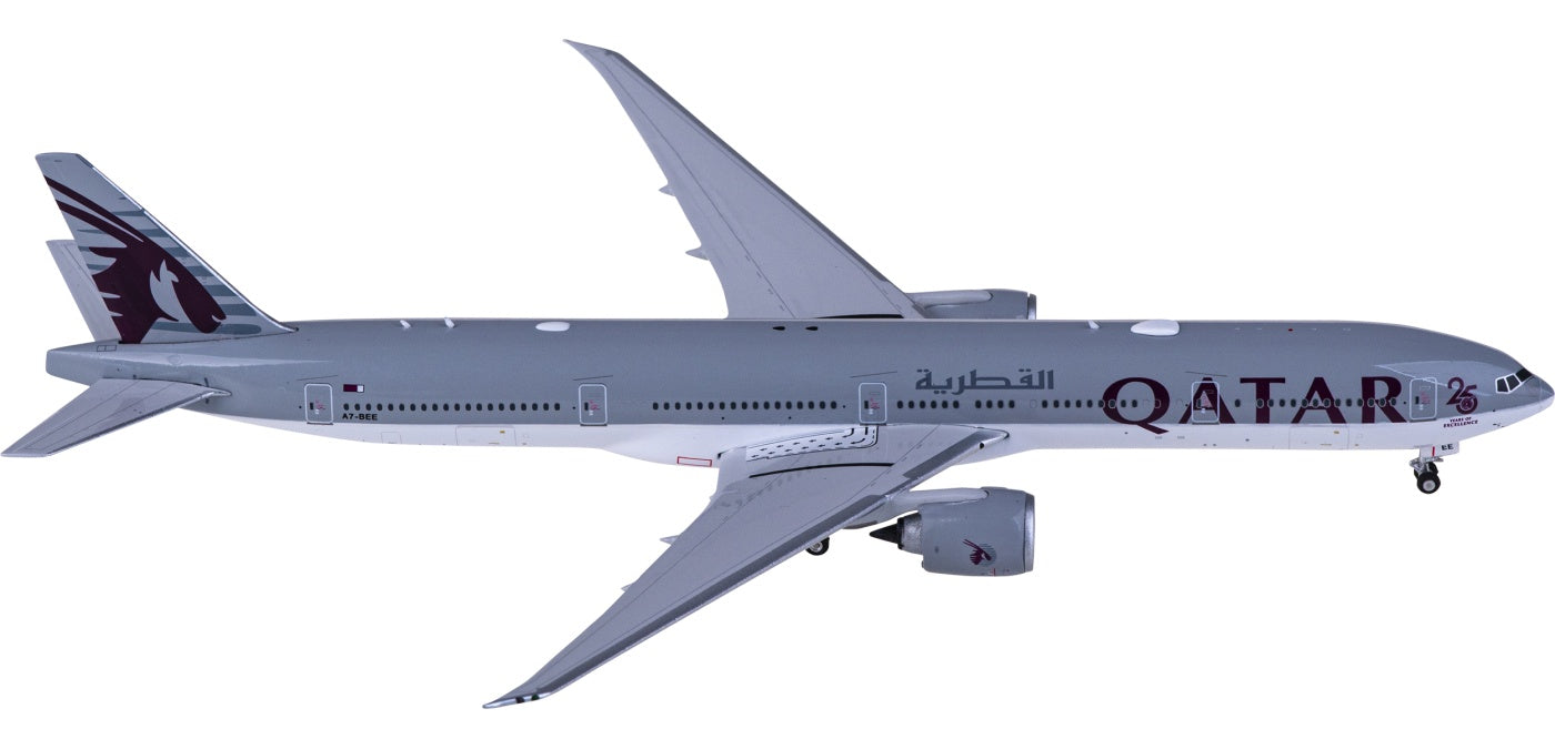 1:400 Phoenix PH11777 Qatar Airways Boeing 777-300ER A7-BEE+Free Tractor