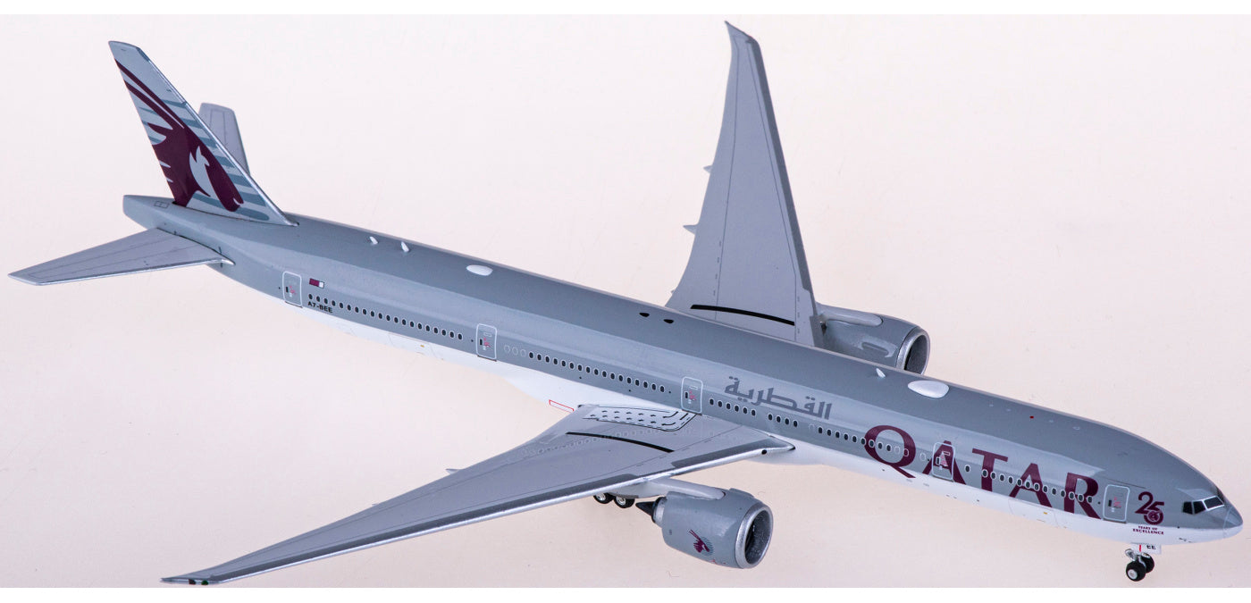 1:400 Phoenix PH11777 Qatar Airways Boeing 777-300ER A7-BEE+Free Tractor