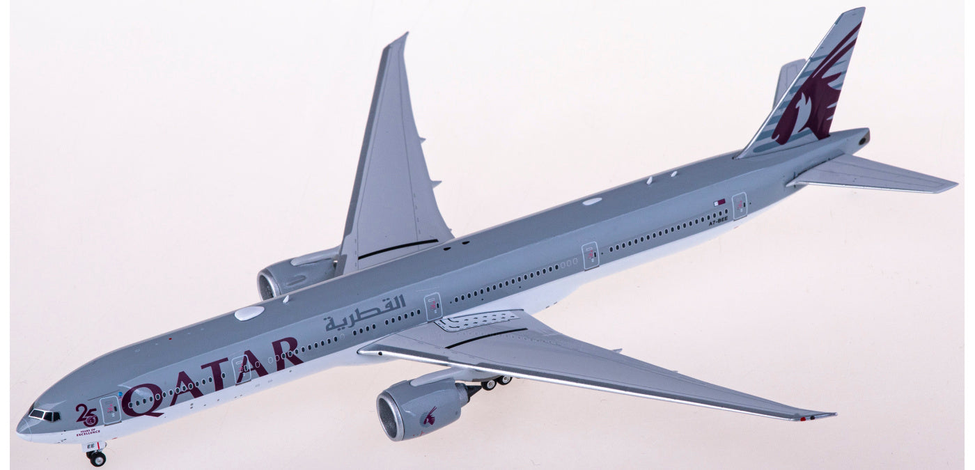 1:400 Phoenix PH11777 Qatar Airways Boeing 777-300ER A7-BEE+Free Tractor