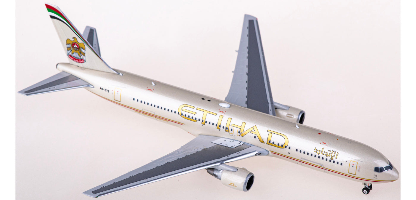 1:400 Phoenix PH11815 Etihad Airways Boeing 767-300ER A6-EYZ+Free Tractor