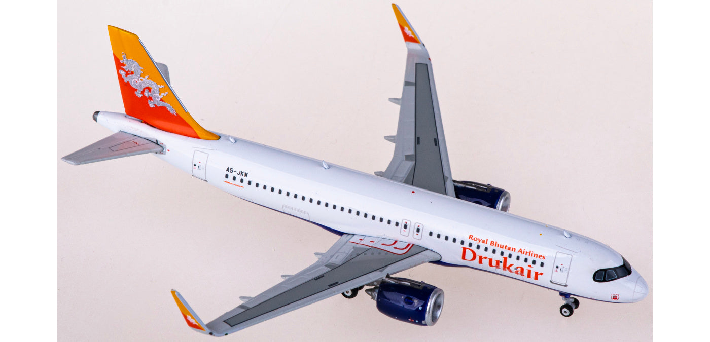 1:400 Phoenix PH11828 Drukair Airbus A320neo A5-JKW Aircraft Model+Free Tractor