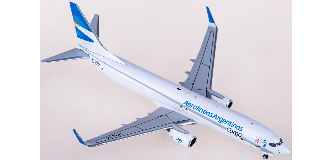 1:400 NG Models NG58183 Aerolíneas Argentinas Cargo Boeing 737-800 LV-CTC+Free Tractor